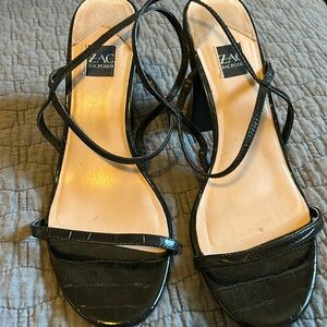 Black Summer sandal. 3 inch chill. Great strap luck. Good condition.